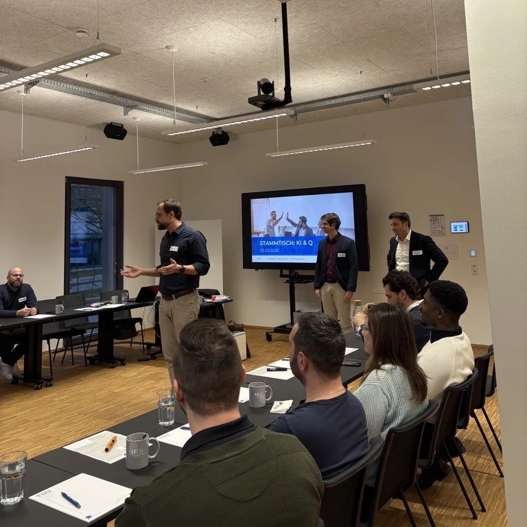 Heiko Bergmaier als Referent bei einer Runde des KI & Q Stammtischs der TQU GROUP